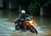 homem salva motociclista de enxurrada